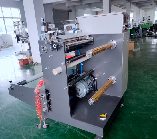 Máquina cortadora y rebobinadora de película estirable de papel Kraft Máquina cortadora de rollos no tejidos con correa abrasiva